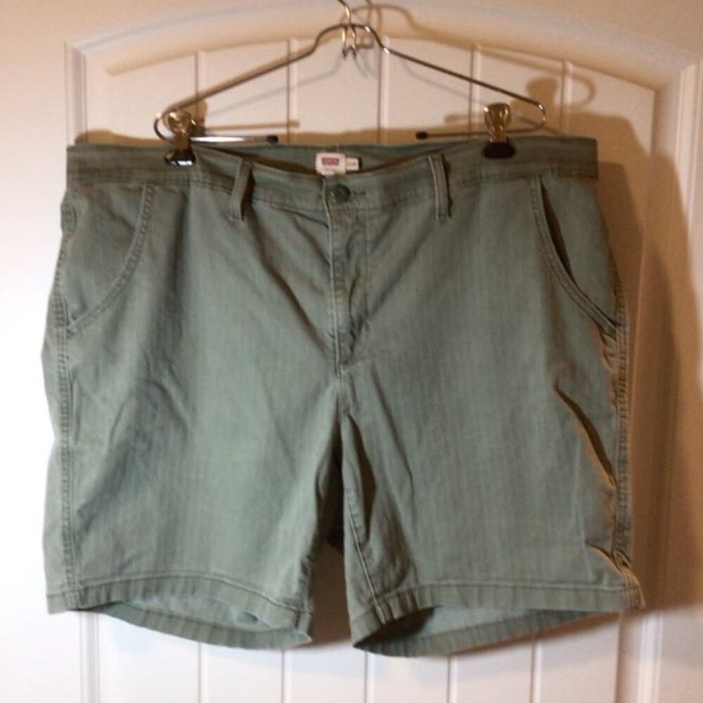 Women's Plus Levis moss green shorts, size 20W